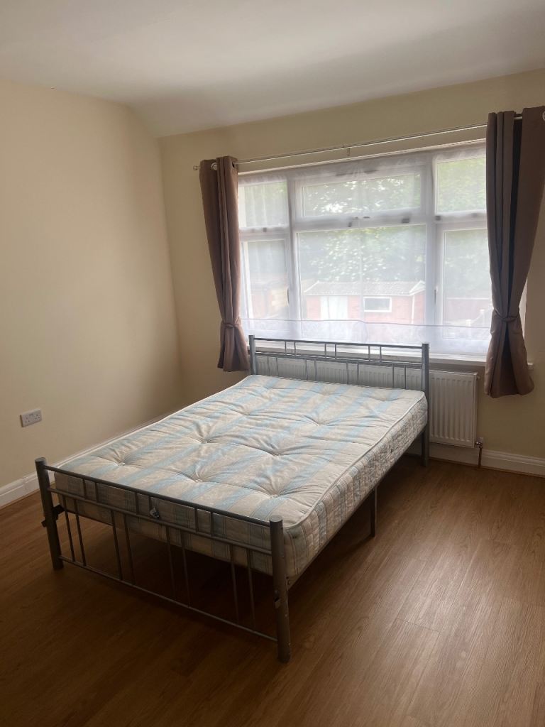 One Large Room for Rent on Lady Margaret Road