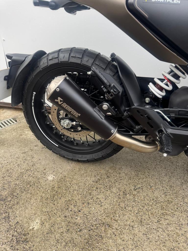 Husqvarna SVARTPILEN 401 2022, AKRAPOVIC