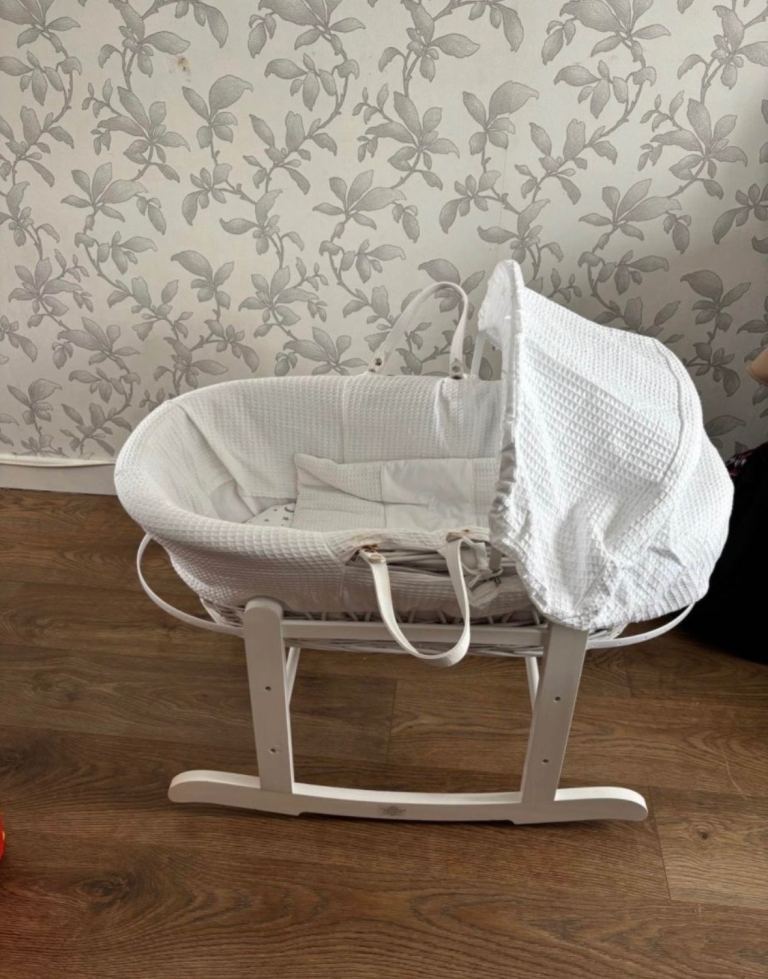 Kinder Valley Moses Basket with Stand – White, Fair Condition