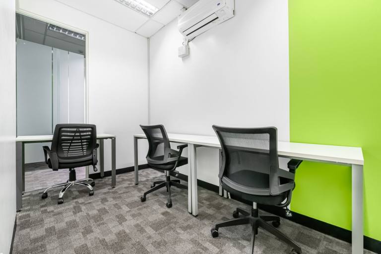 Chichester - PO19 8FY \ Office Space for Rent with 5 Desks