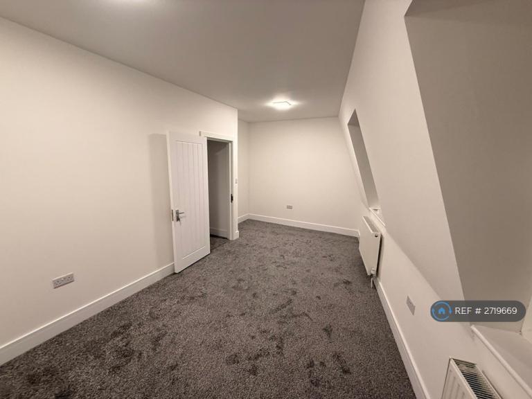 3 bedroom flat in Bromley Road, London, E10 (3 bed) (#2719669)