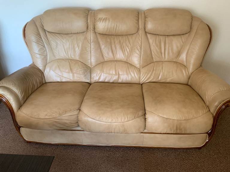 3 Pice Italian Leather Suite £20      (Bungalow Clearance)