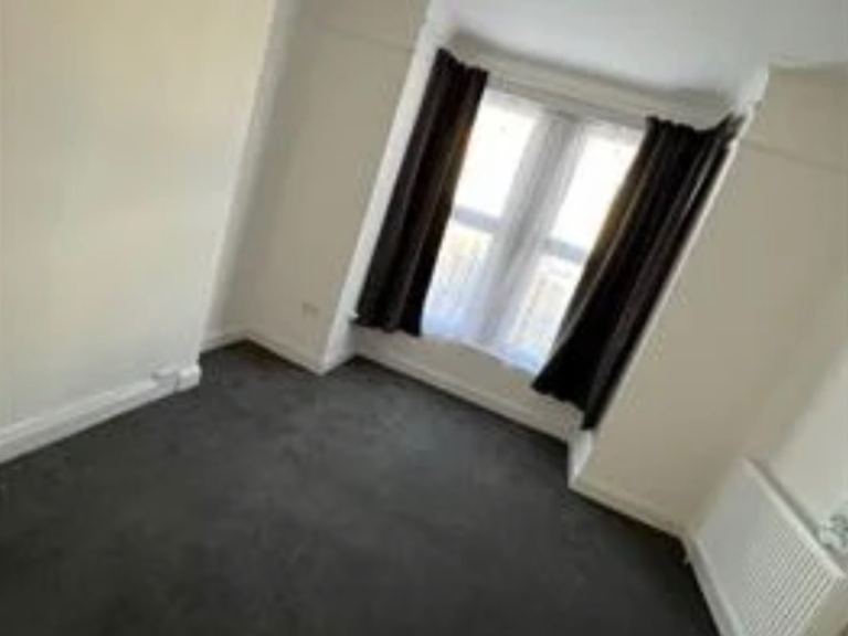 2 Bedroom Flat Courtland Avenue