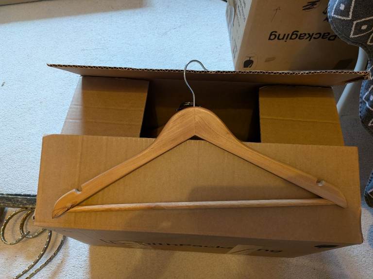 Box of 22 wooden clothing hangers with bar 