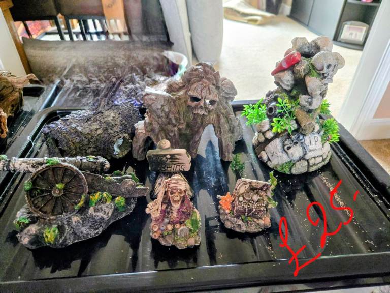 6 Aquarium ornaments, 2 large ones new, never used