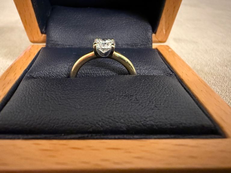 18ct Gold 0.73ct Natural Round Diamond E/SI2 Ring Size K | in Dereham ...