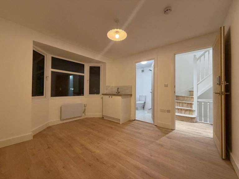 Spacious Self-contained studio flat at Enfield - DSS Welcome