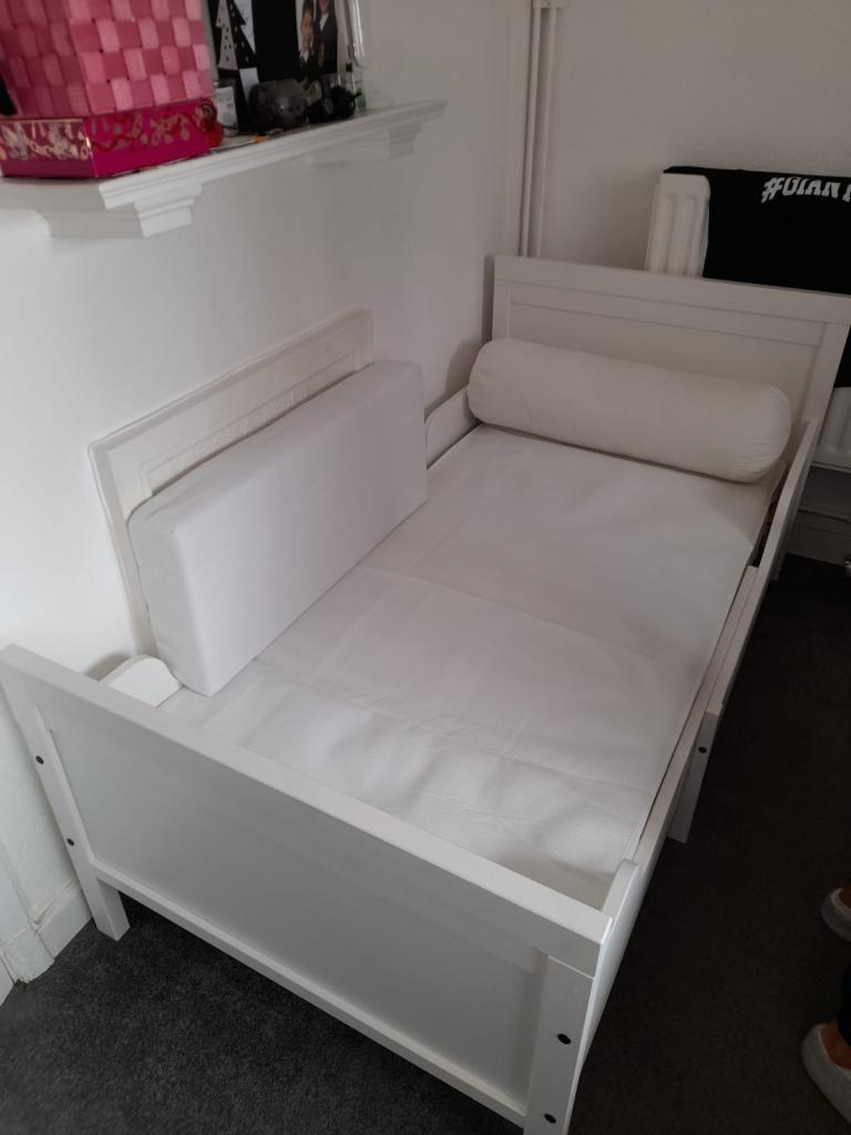 White Extendable Wooden Bed Frame with Slatted Base, 80x200cm