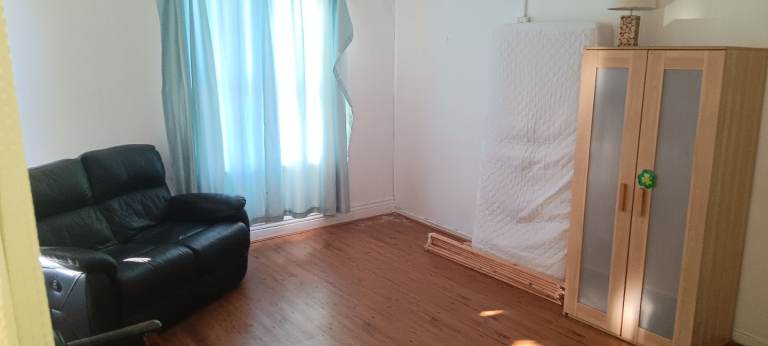 Large bedsit to rent