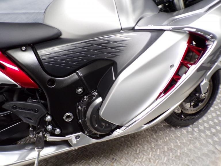 2021 SUZUKI GSX1300R HAYABUSA - 4001 MILES ONLY