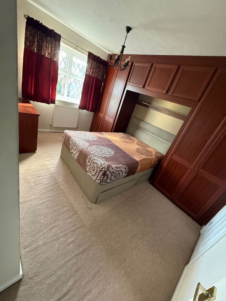 Attached bathroom double room in WV11 