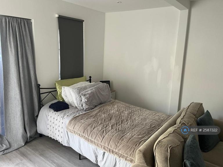 1 bedroom in Croydon, Croydon, CR7 (#2587322)