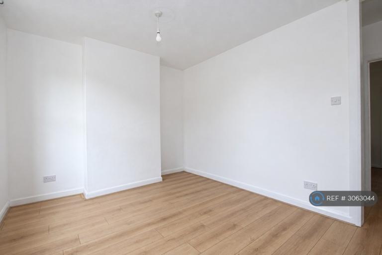 3 bedroom house in Kings Road, Chatham, ME5 (3 bed) (#3063044)