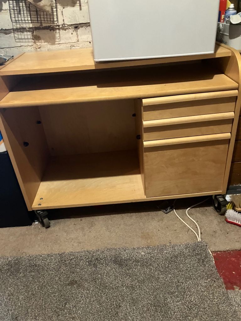 Quality desk on casters 