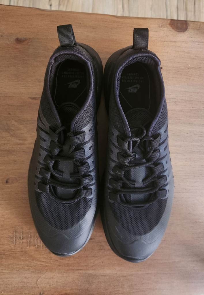 Brand new without tags : Authentic Nike Air Max Tavas – Triple Black – UK 7 (EU 41)