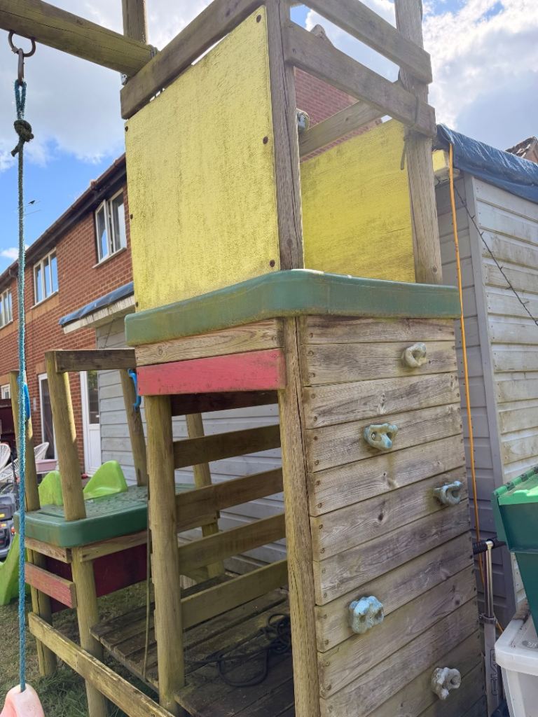 Children’s Garden climbing frame with swings 