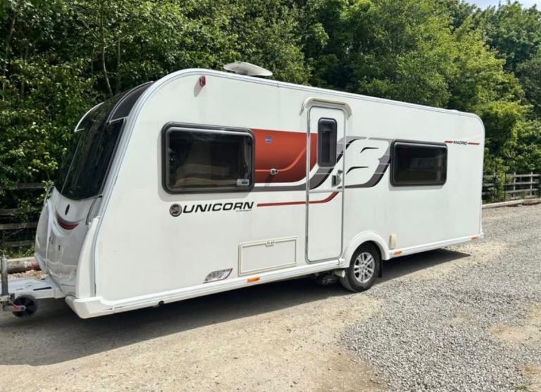 2015 Bailey unicorn Madrid 2/3 Berth caravan with motor movers 