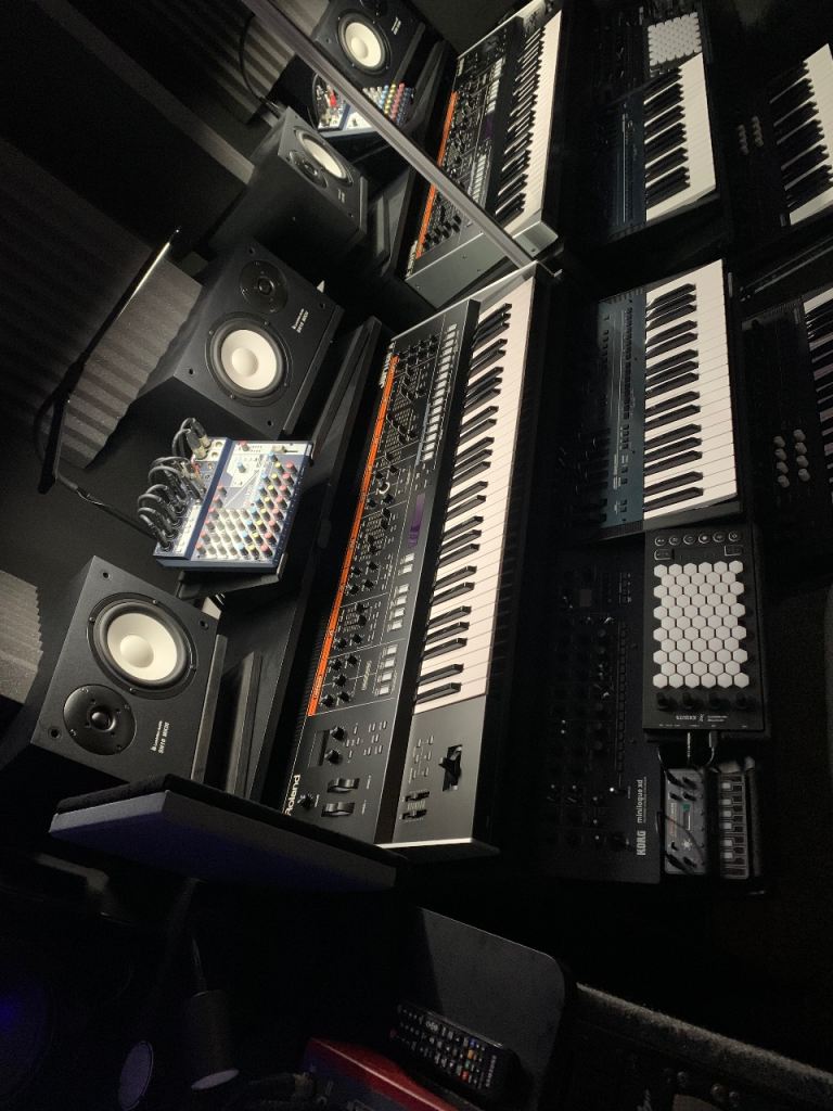 Roland Jupiter X 8 Juno 106 SH101 xv5080 rd piano and drums 808 909