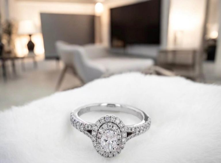 Stunning Vera Wang 18ct White Gold 0.75ct Diamond Halo Engagement Ring - Cost New £4250