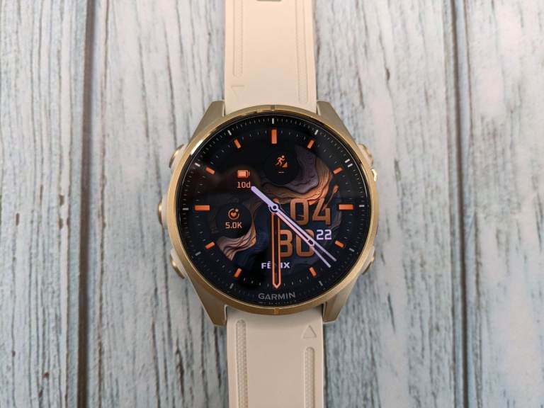 Garmin Fenix 8 AMOLED Sapphire 43mm (Soft gold with sandstone band)
