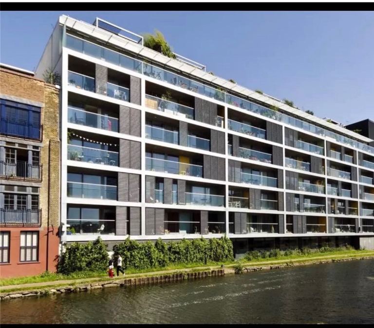 Stunning 2 Bed Flat with Balcony and Canal Views