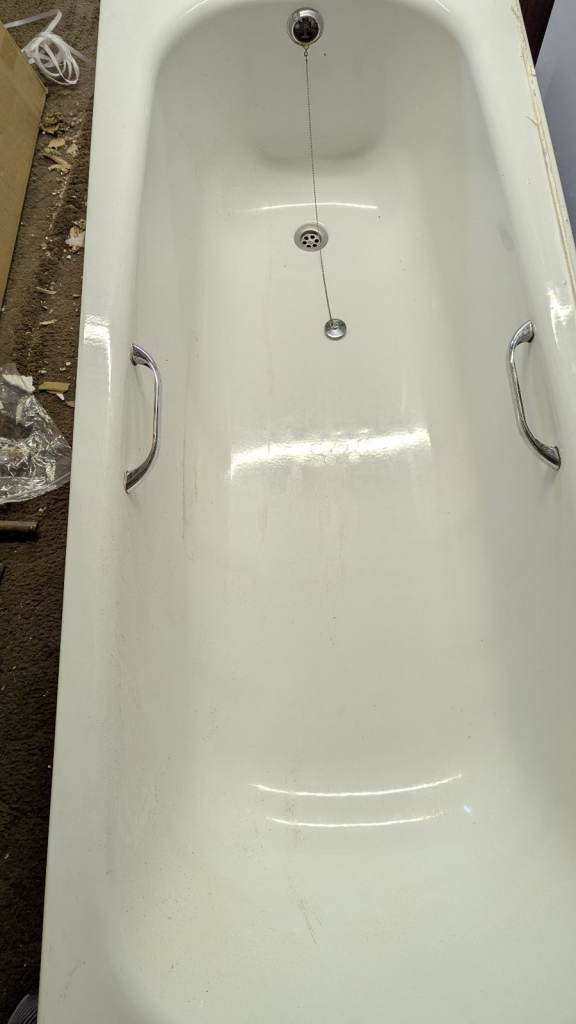 Ariston enamel bathtub and chrome mixer taps. Good condition 