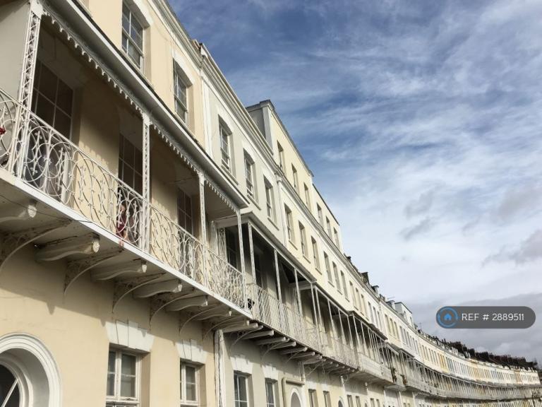 3 bedroom flat in Royal York Crescent, Bristol, BS8 (3 bed) (#2889511)