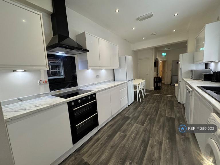 6 bedroom house in Filey Road, Manchester, M14 (6 bed) (#2891603)