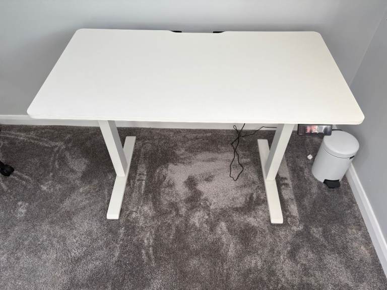 Electric Standing Desk (110x60cm) – Memory Presets, Stable & Quiet – Excellent Condition