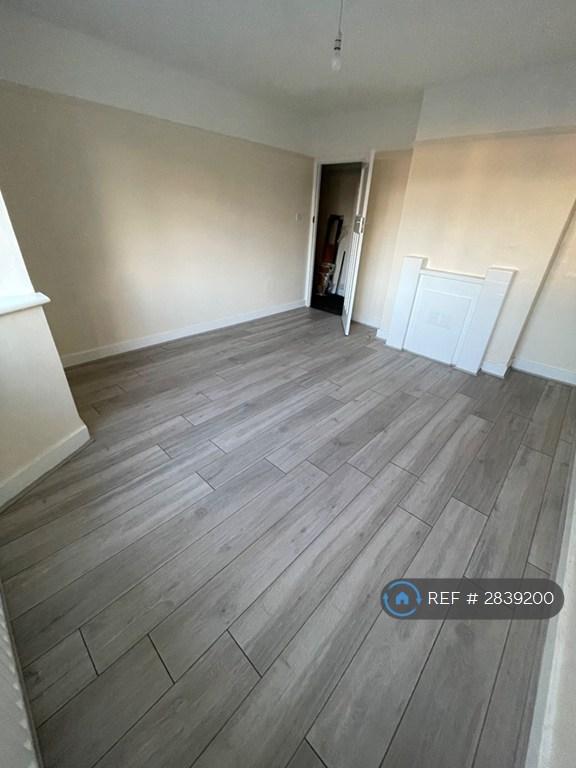 3 bedroom flat in Holmbury Court, London, SW17 (3 bed) (#2839200)