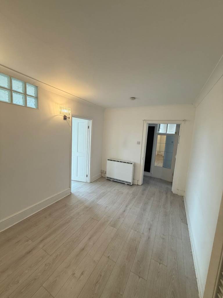 Modern 1-Bedroom Flat for Sale Near Reading Town Centre – Guide Price £203,900