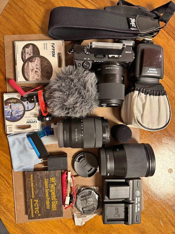 Sony A6400 Mirrorless Camera + 18-135 OSS -Excellent Condition / Low Shutter