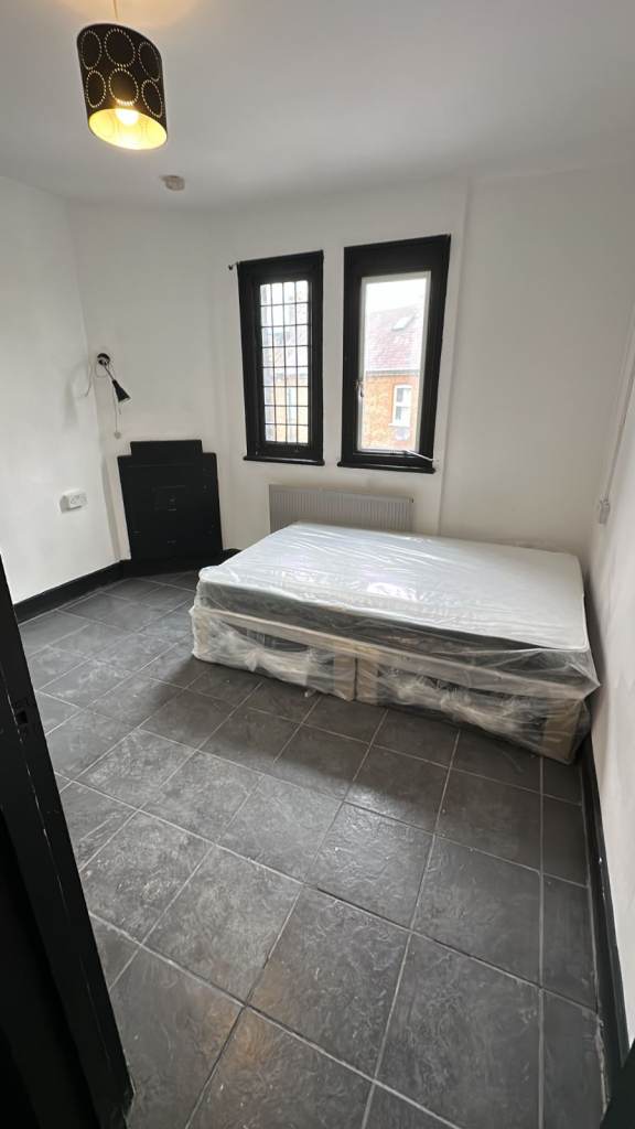 Furnished studio to rent in - NW10