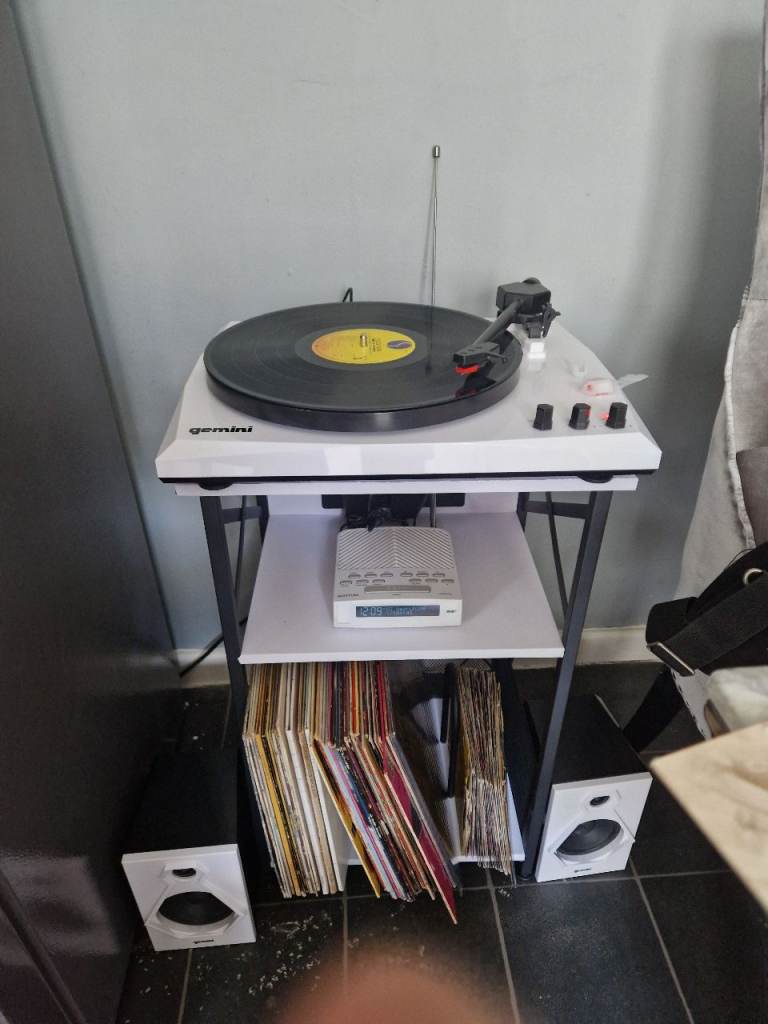 Gemini TT-900BW Turntable with bluetooth speakers
