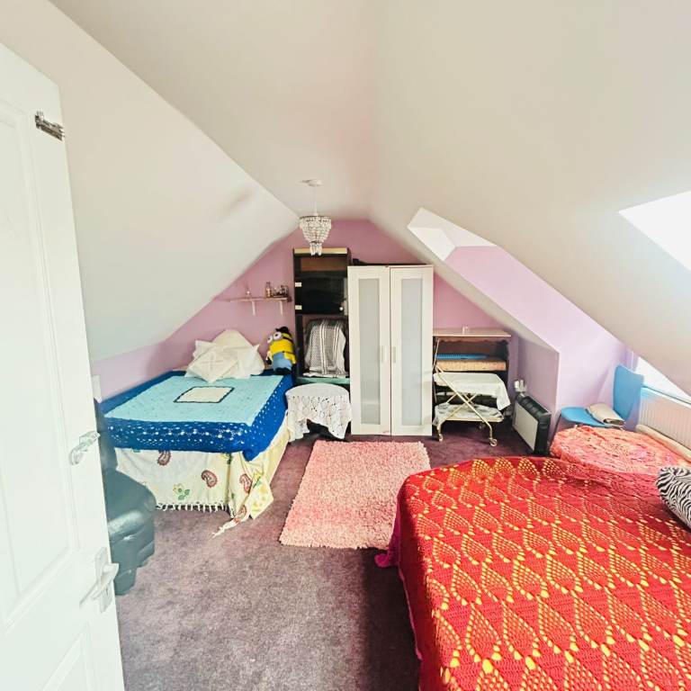 AVAILABLE .. NICE LOFT DOUBLE ROOMS in Hornchurch, RM13 8NH FOR £1225pcm(Suitable for couple & kid)