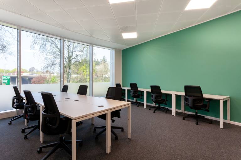 Guildford - GU2 8XG \ Ready-to-Use Office Space with 5 Desks