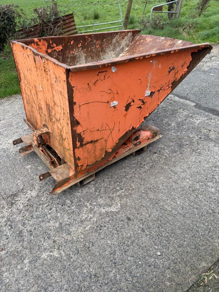 Forklift tipping skip 