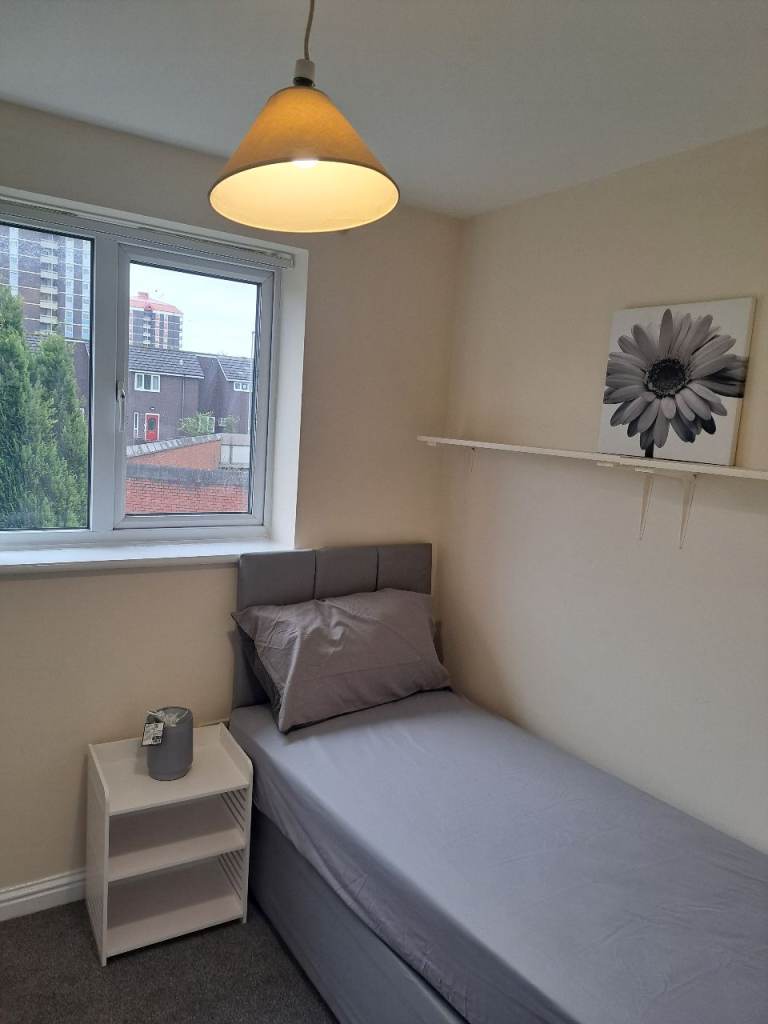 Small single room for rent 15 mins to city centre