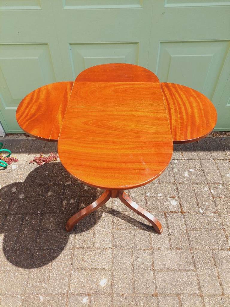 Mahogany Clover-Leaf Tilt-Top Table | 19th Century Style