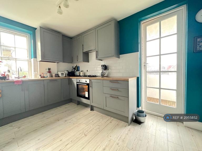 2 bedroom flat in Holloway Road, London, N7 (2 bed) (#2955852)