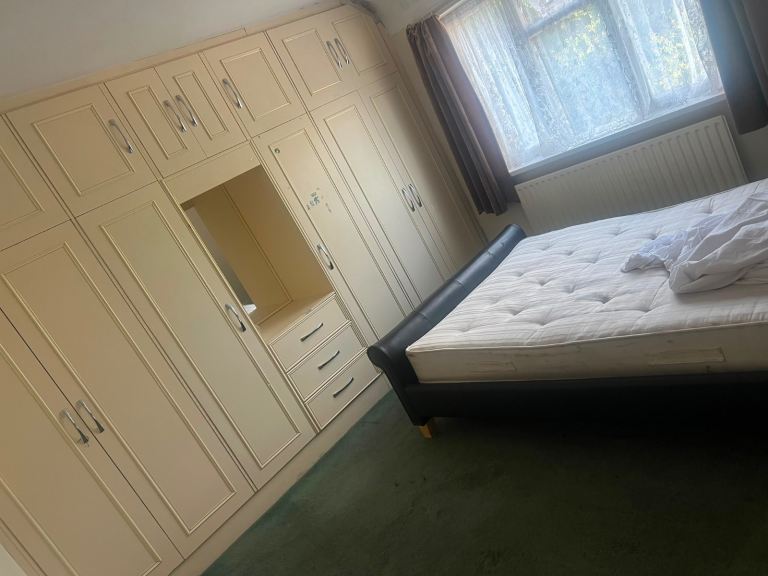 Double room & box room available  in west hounslow