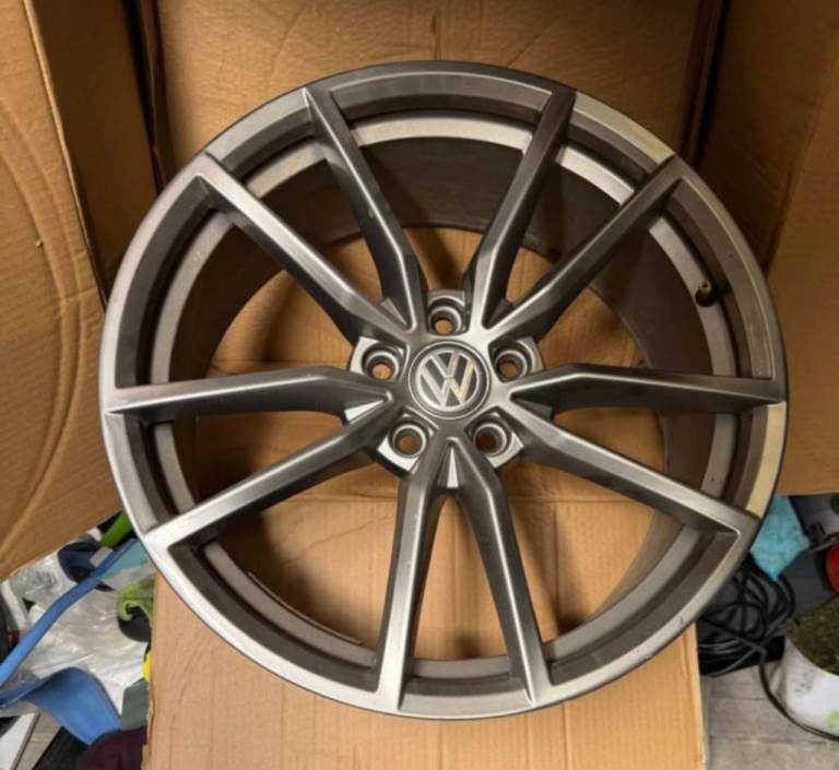 2 x Genuine Volkswagen Golf R Pretoria 19" Alloys