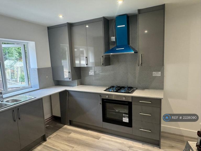 3 bedroom flat in Micklefield Road, High Wycombe, HP13 (3 bed) (#2228090)