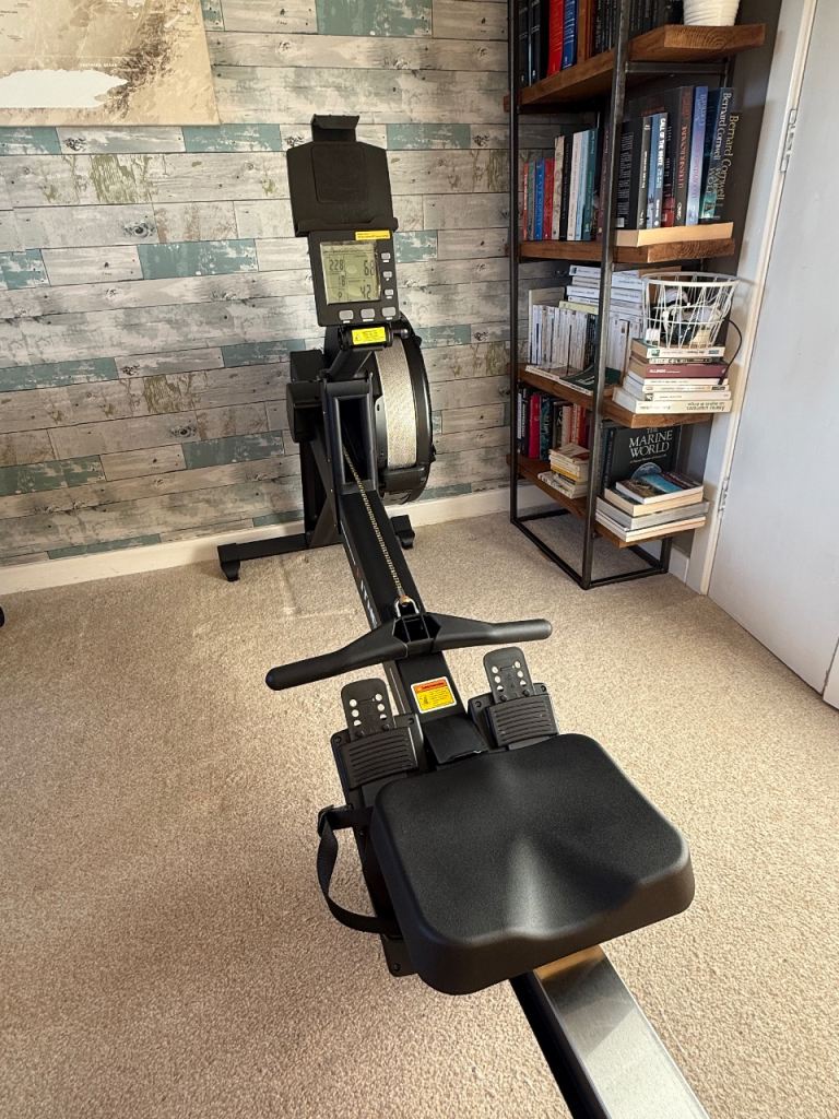 Air resistance rowing machine 