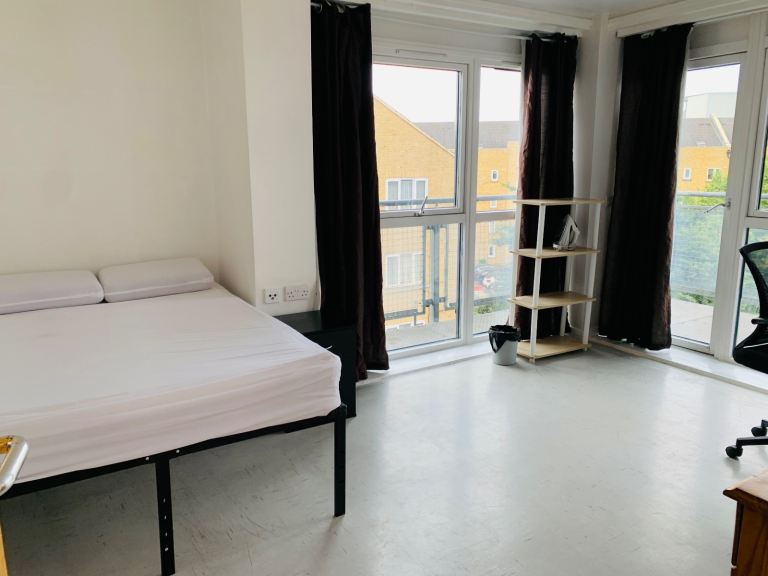 One Month Large Room With Balcony To Rent Camberwell SE5