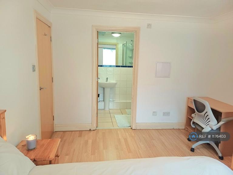 1 bedroom in Compass Point, London, E14 (#1176403)
