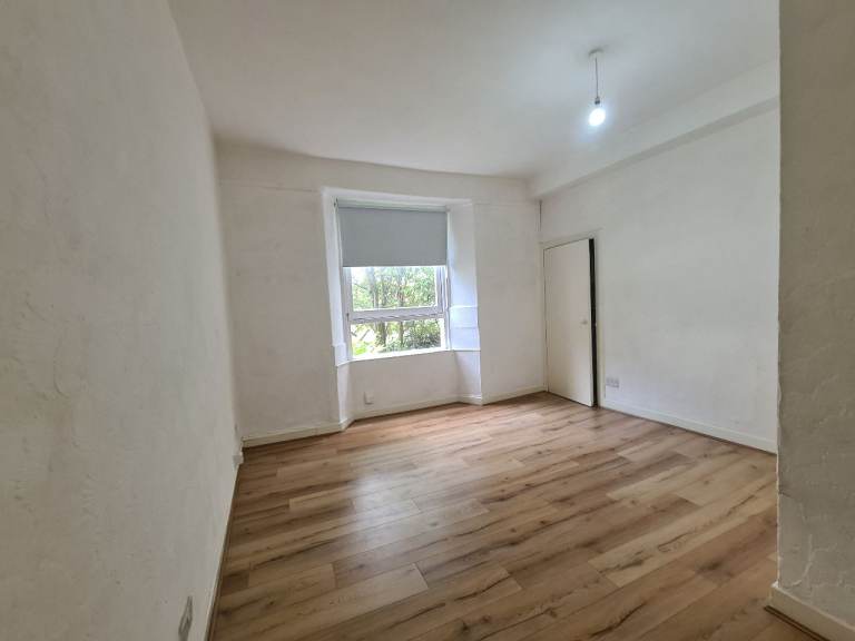 Unfurnished one bedroom flat at Elliot Street 