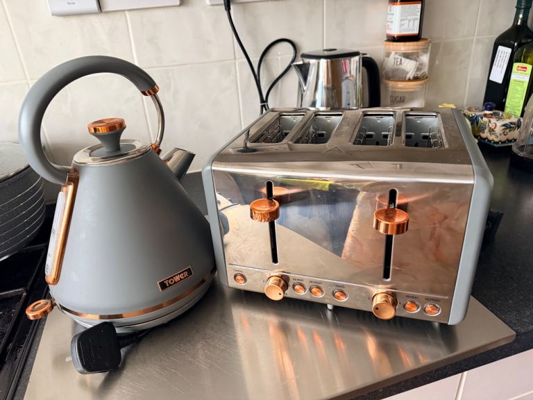 Tower Grey & Rose Gold Kettle and 4-Slice Toaster Set – As Good As New