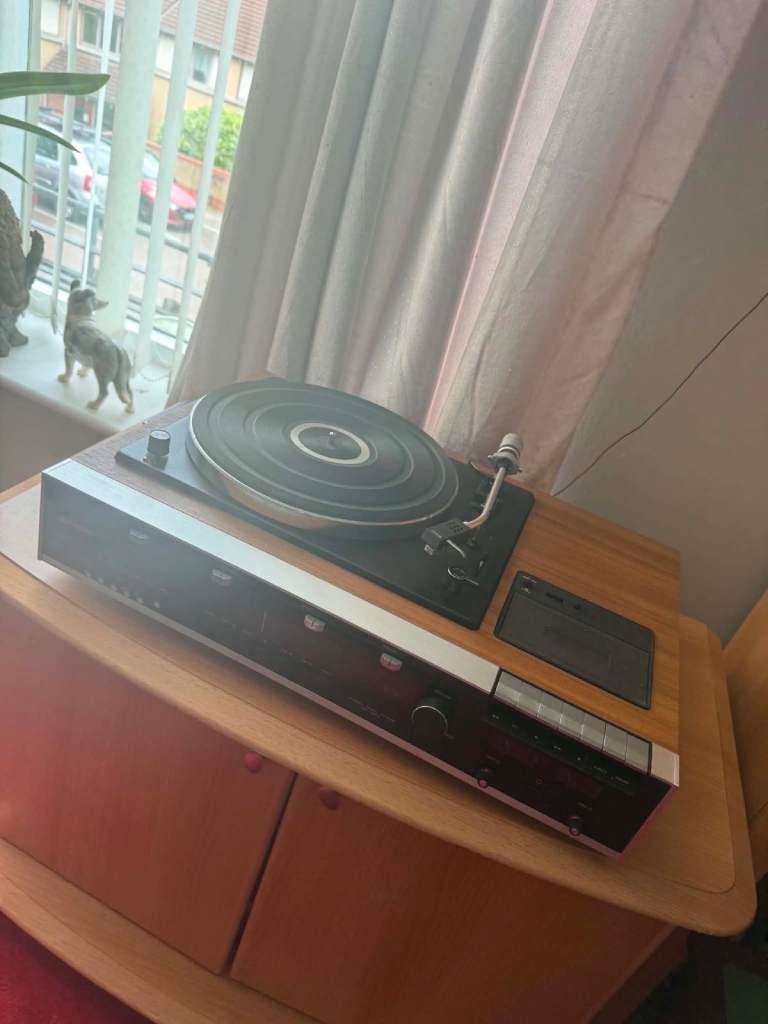 Vintage Hitachi Turntable & Cassette Deck Unit – Good Condition
