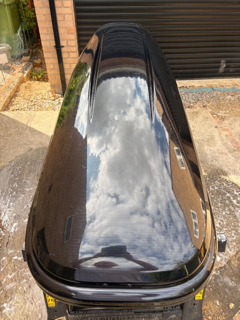 Car roof box